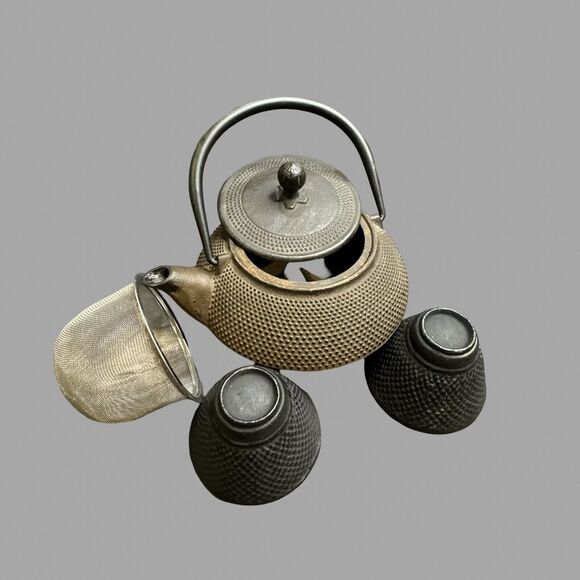 Japanese Tetsubin Cast Iron Hobnail Teapot with Strainer & 2 Tea Cups Set - Picture 3 of 8